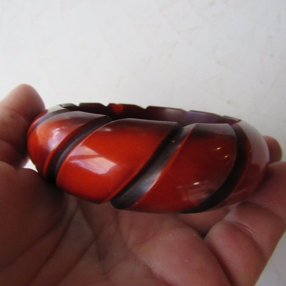 Vintage Carved Overdyed BAKELITE Bangle Tested - Picture 4 of 4